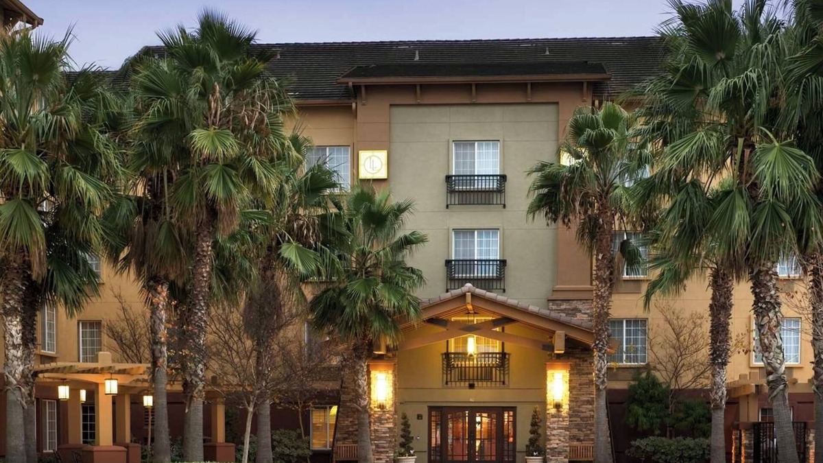 Sacramento Hotel | Cozy Suite w/Fully Equipped Kitchen & Separate Living Areas