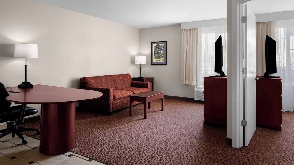 Hillsboro Hotel | Cozy Suite w/Fully Equipped Kitchen & Separate Living Areas – Ideal for Groups