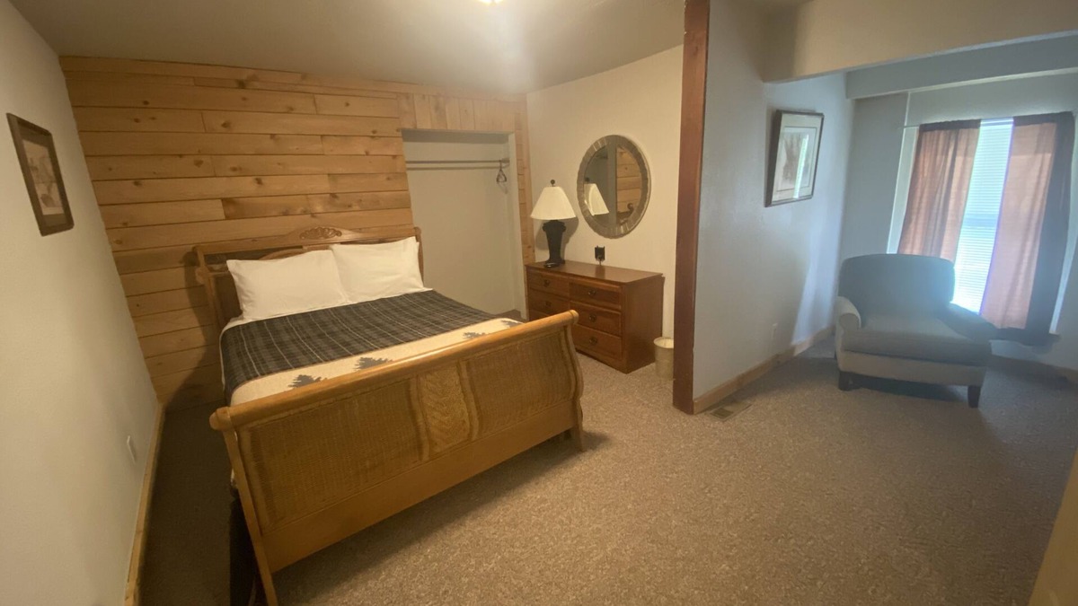 Stahlstown Hotel | Cozy suite with fireplace. Close to hiking trails, ski resorts and family parks!