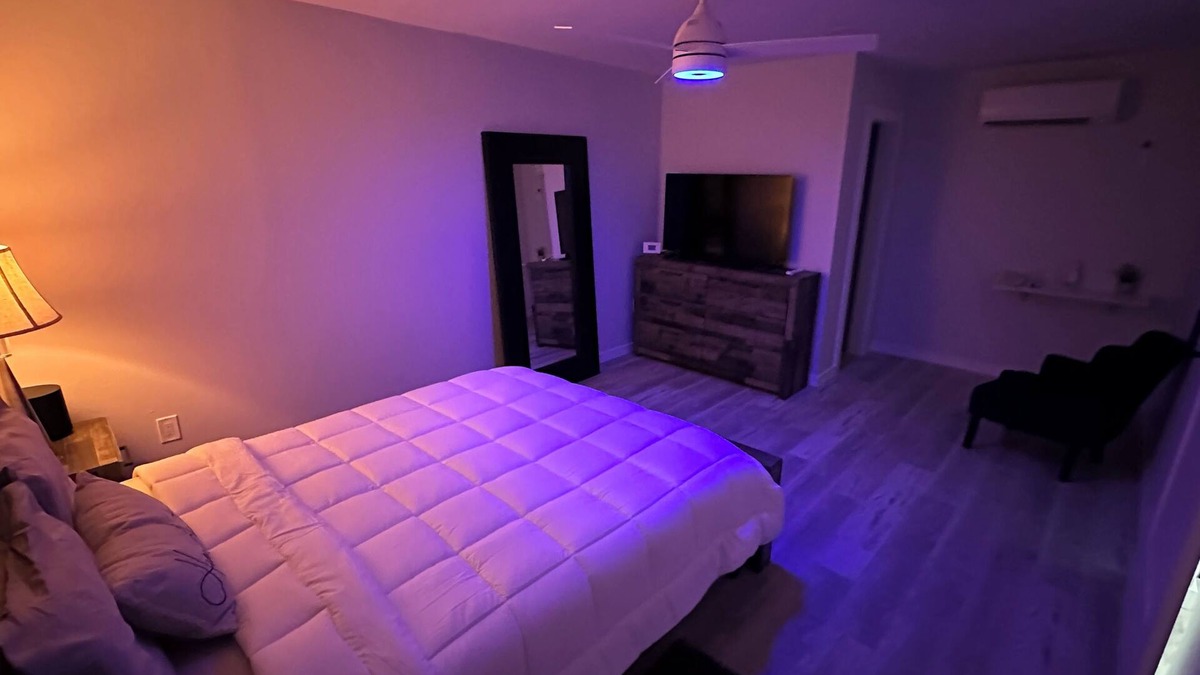 Barker Apartment | Cozy suite with private entrance!Brand New! Ac,WiFi, soundbar,55' Tv and more!