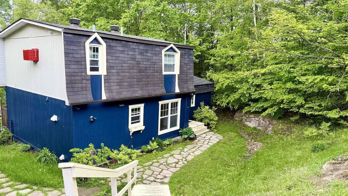 Sainte-Adele House | Cozy, Sunlit Family Retreat in Sainte-Adèle – Near Ski, Trails & Spa!