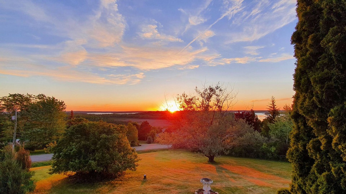 Roseneath Cottage | Cozy Sunset Cottage Overlooking Rice Lake