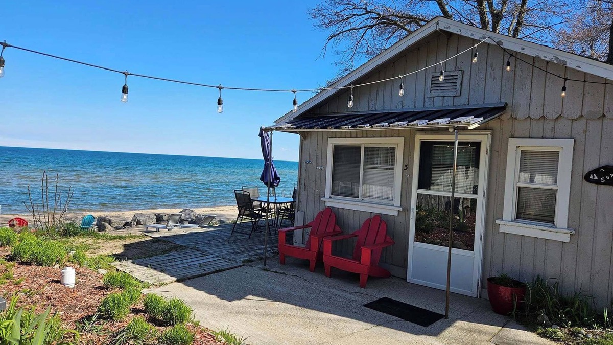 Oscoda Cottage | Cozy Surfside Cottage on Great Lake Huron