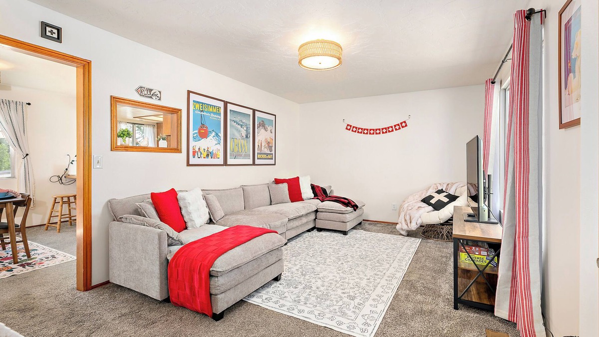 Midway House | Cozy Swiss Chalet Steps from Main St- Sleeps 5