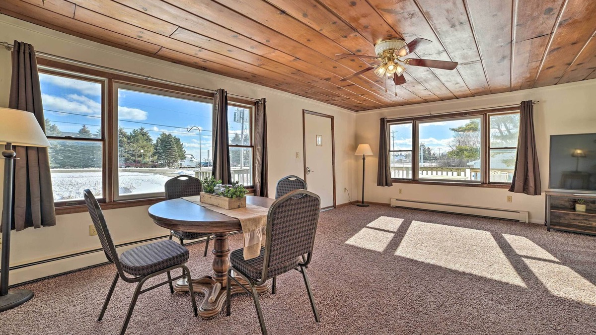 Tawas City House | Cozy Tawas City Home w/Views of Lake Huron!
