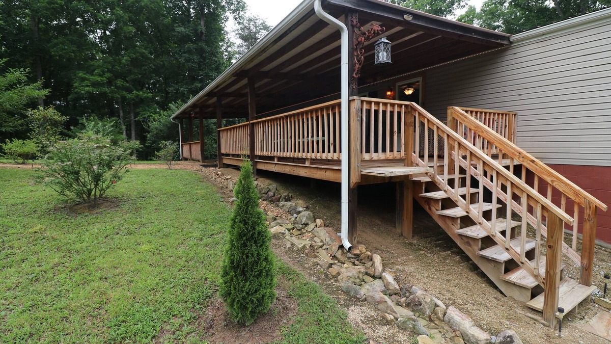 Crossville House | Cozy Tennessee Plateau home. Furnished outdoor living with 1G Wi-Fi