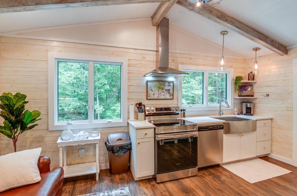 Linden House | Cozy Tennessee Retreat with Patio and Charcoal Grill!