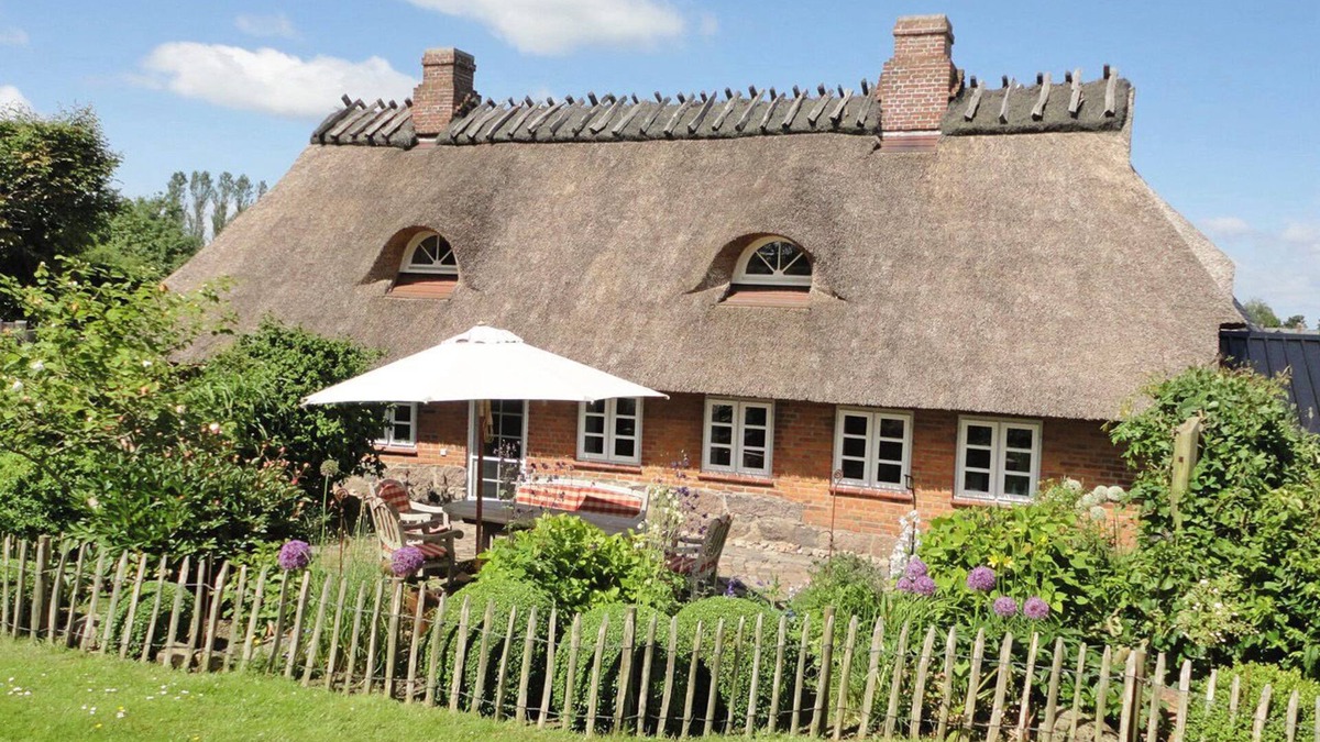 Nubelfeld House | Cozy thatched-roof house "Steernkiekers Hus" with lovingly landscaped garden in the idyllic countryside of Steinbergkirche, only 4 km from the Baltic Sea