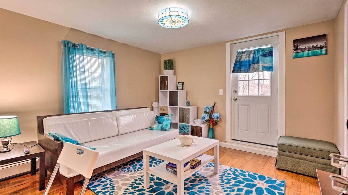 Brockton Apartment | Cozy Third-Story Apartment in Dtwn Brockton!