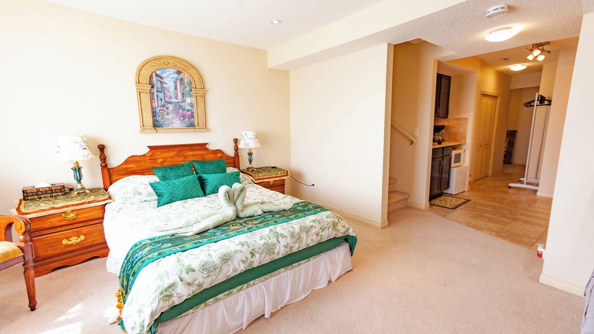 Cochrane House | Cozy tidy private | Sunset Garden