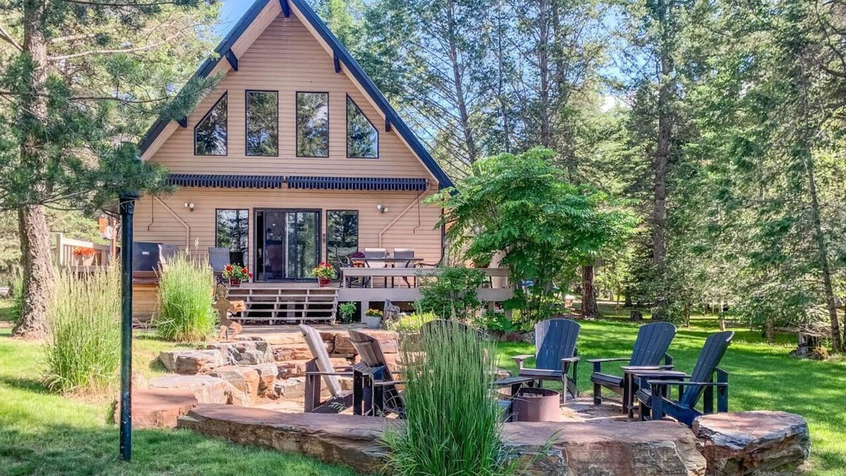 East Kootenay Cabin | Cozy Timber Ridge 1 Cabin - Private Beach/Lake Access