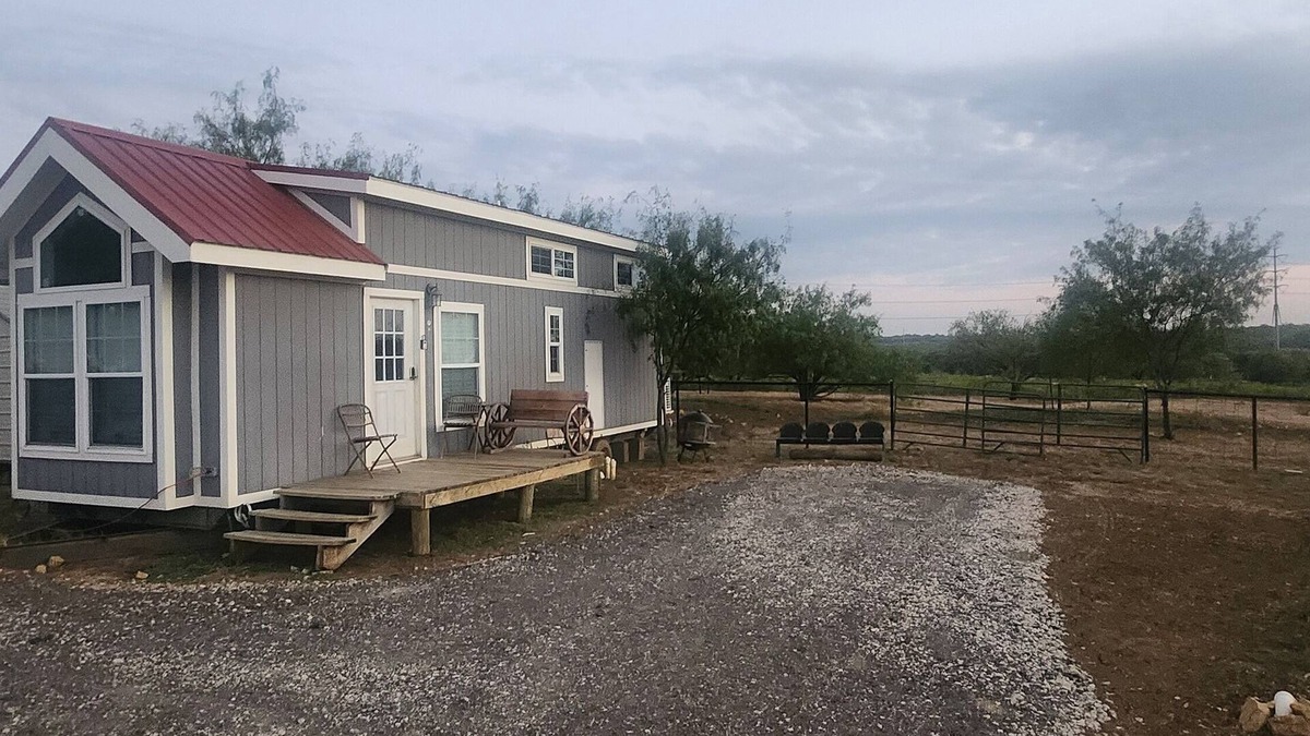 Midlothian Cabin | Cozy Timy house 1-bedroom, 2-loft cabin in with full bath and kitchen on a farm!