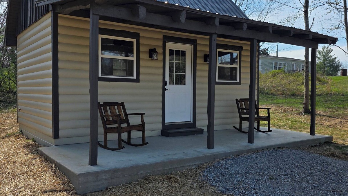 Goreville Cabin | Cozy Tiny Cabin near Ferne Clyffe and Lake of Egypt with Wi-Fi