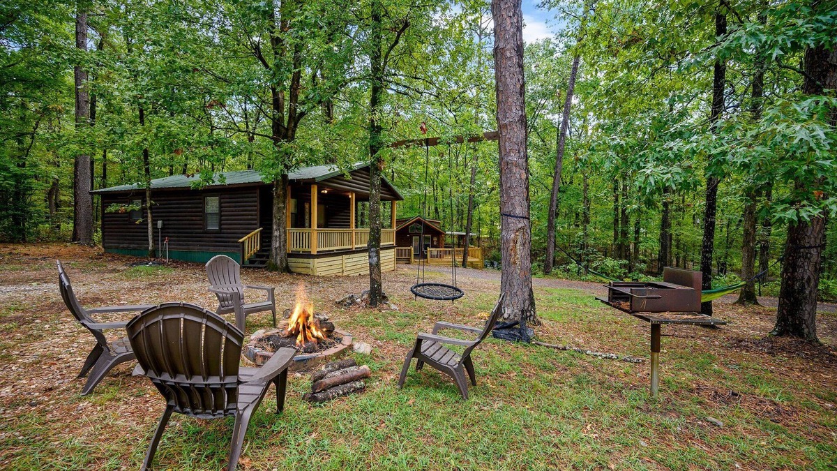 Broken Bow Cabin | Cozy Tiny Cabin Retreat w/HotTub & flat top grill