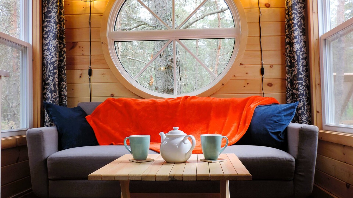 Joly Cabin | Cozy Tiny Cabin w Nature Shower & Wi-Fi | Near Mikisew Provincial Park & Lakes