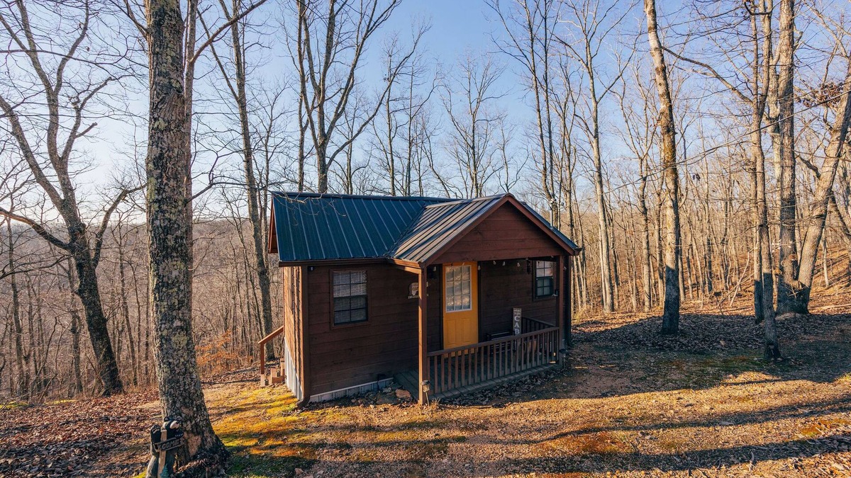 Holladay Cabin | Cozy Tiny Cabin w/Peace and Quiet- 3min from TN River, 1hr 15min from Nashville
