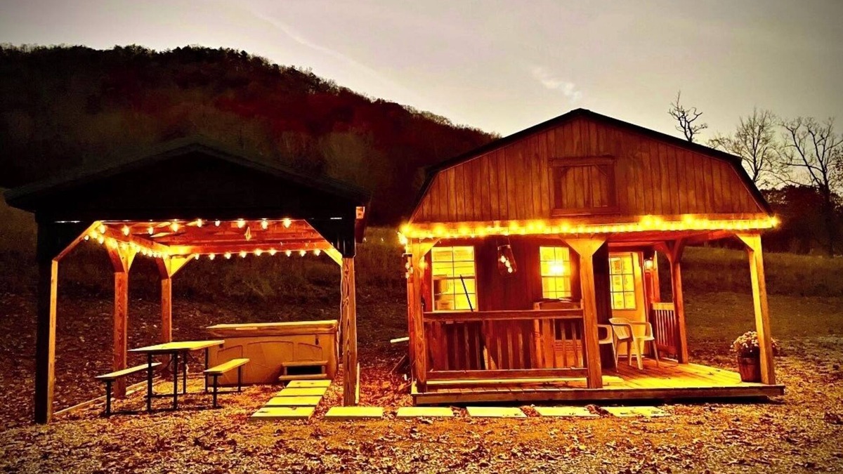 Seneca Rocks Cabin | Cozy Tiny Cabin with Hot Tub, 3 Minutes to Seneca Rocks Park Entrance