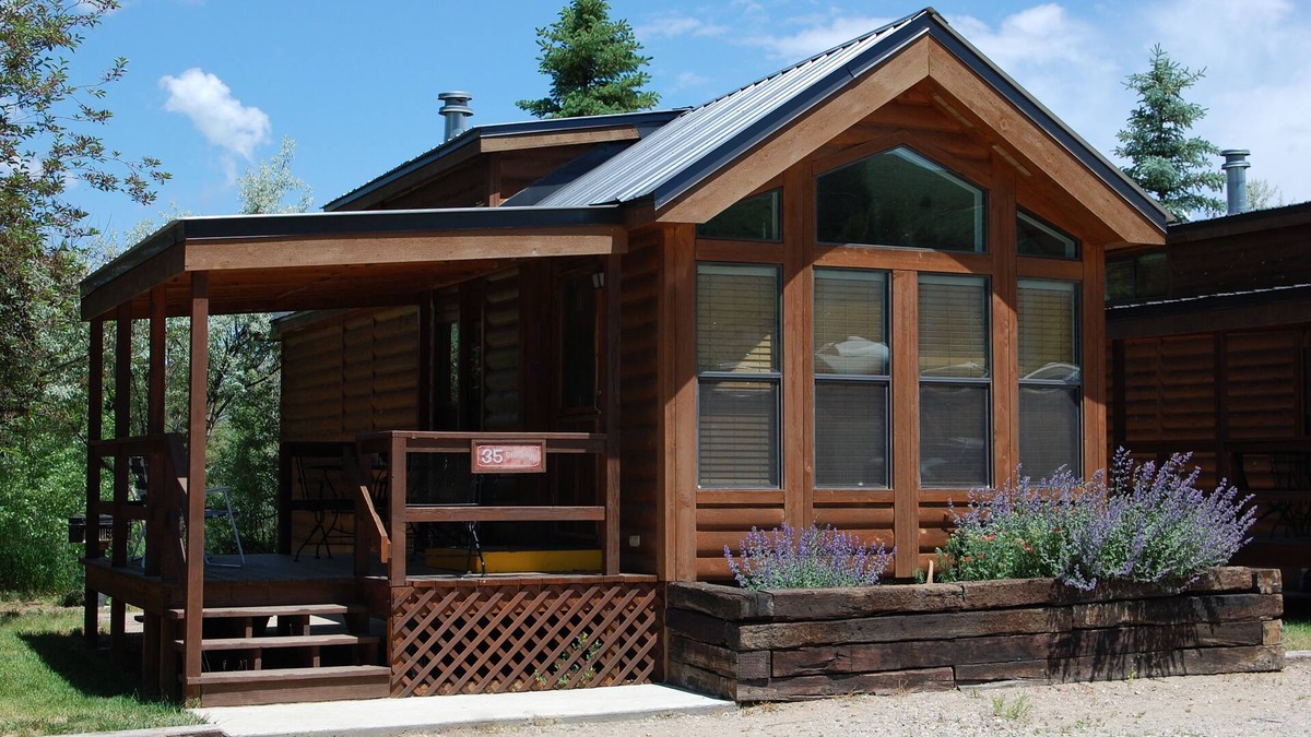 Almont Cabin | Cozy "Tiny Home" style Cabin Perfect for Couples and Families
