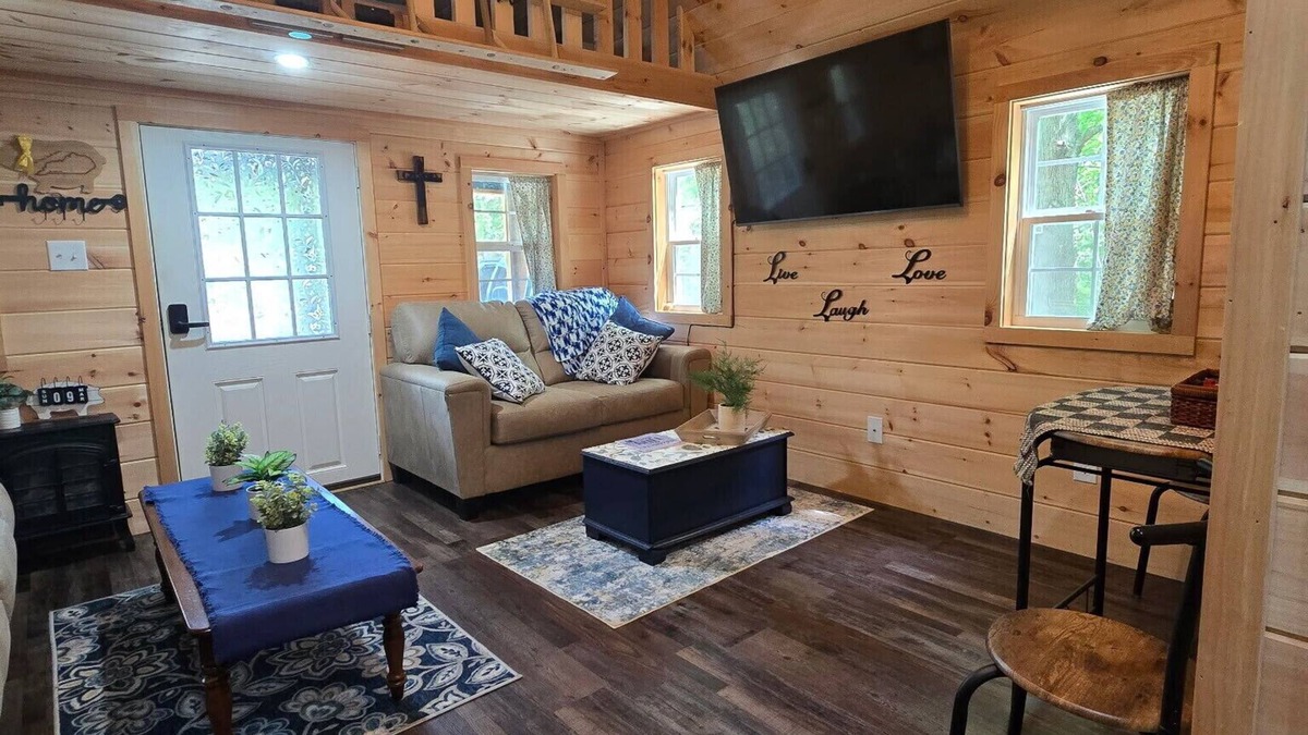 Cadiz Cabin | Cozy tiny house near Lake Barkley with fire pit, grill, & lake five minutes away