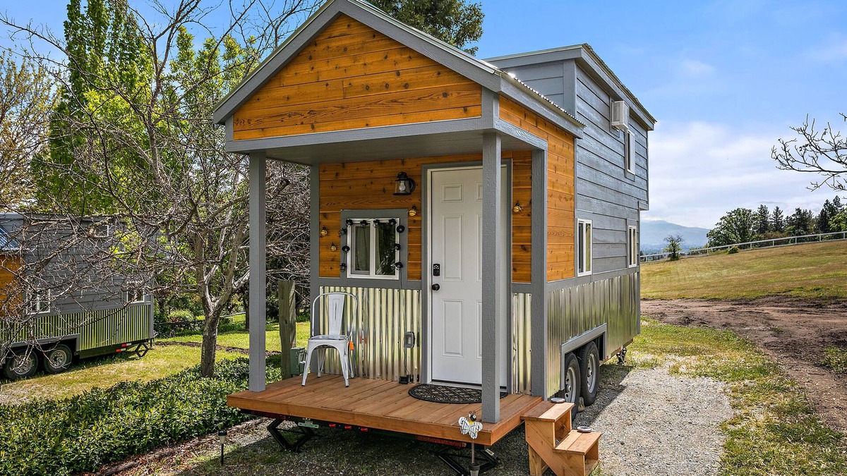 Central Point House | Cozy Tiny House! Small But Mighty ~ Comfy & Gorgeous Location