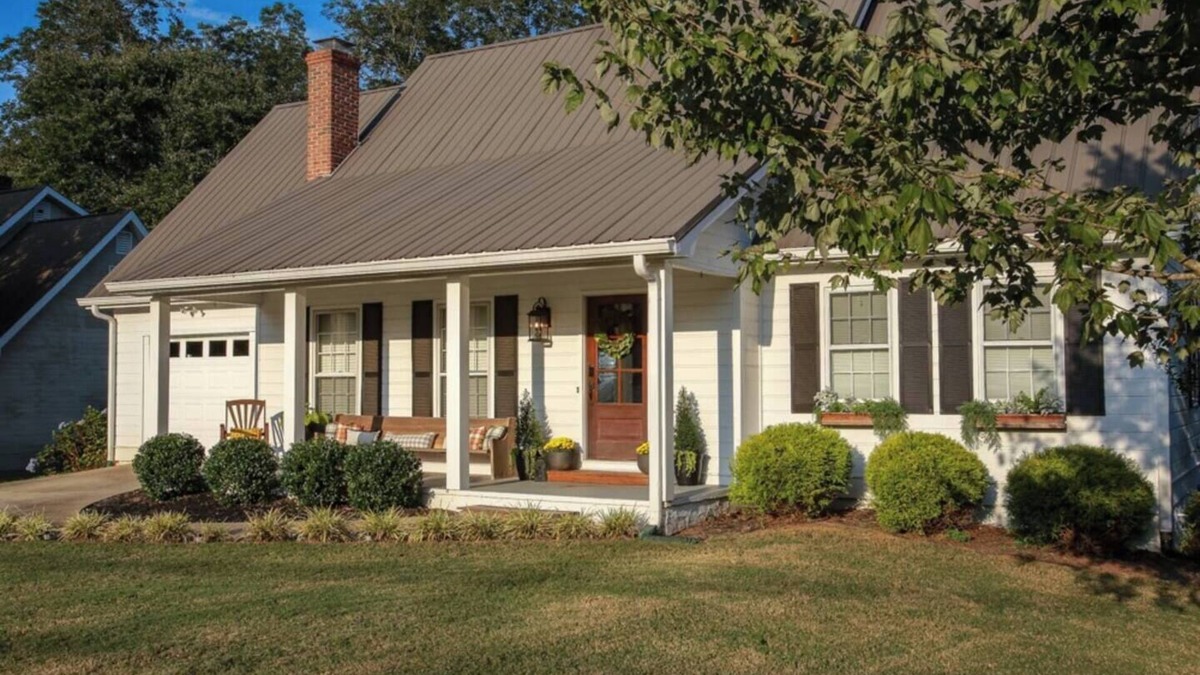 Carrollton Apartment | Cozy Top Floor! 2-King bed suite with kitchenette!