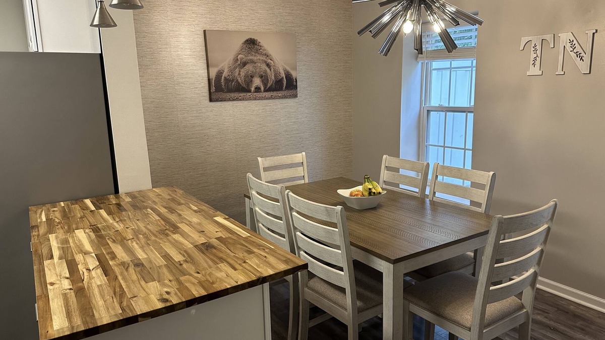 Sevierville House | Cozy Townhome In Downtown Sevierville! Near Dlywod! Avoid Traffic :)