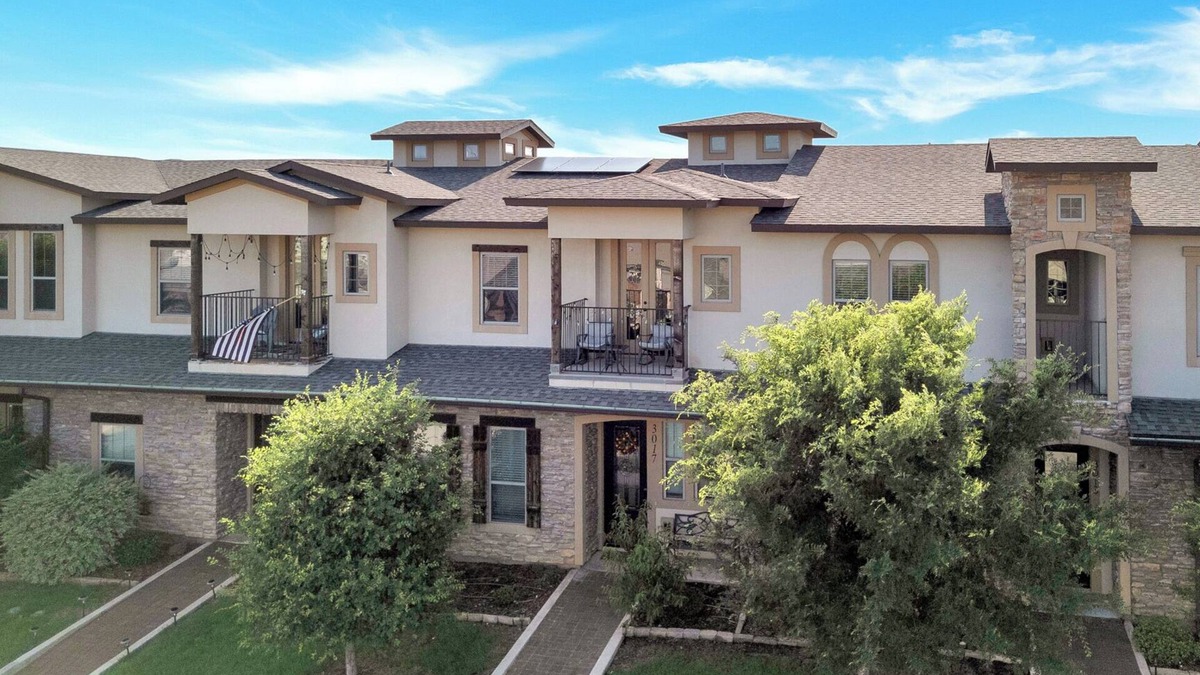 Denton House | Cozy Townhome just minutes away from UNT, TWU & Downtown Denton. Pet Friendly!