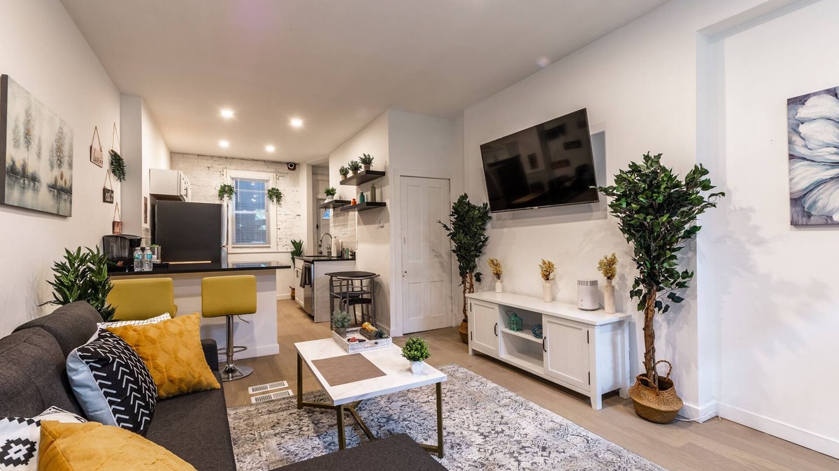 South Side Slopes House | ❤️Cozy Townhome on Carey with Private Deck Space ❤️