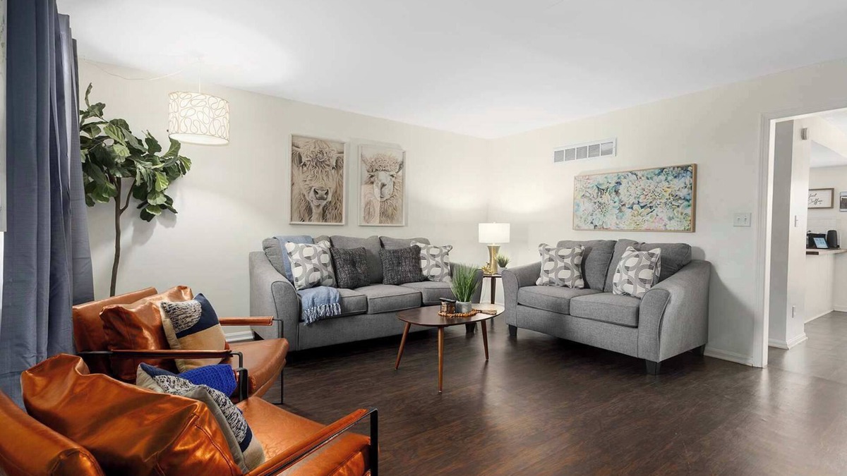 Grandview House | Cozy TownHome Renovated & Mins from KC Attractions