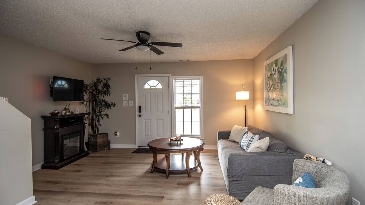 Jacksonville House | Cozy Townhouse; Close to Military Bases & Beaches