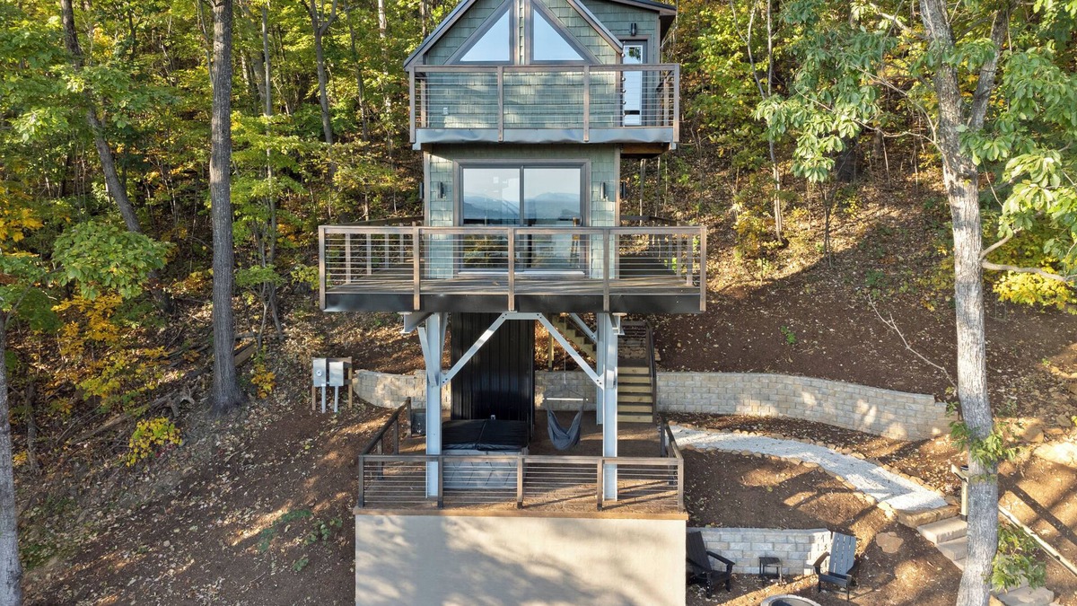 Stanardsville Cabin | Cozy Treehouse in charming Stanardsville with WiFi, Heating/AC, Hot Tub! n