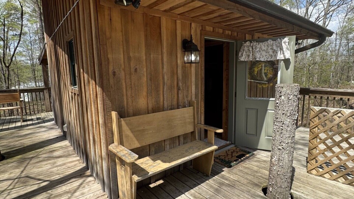 Walland Cabin | Cozy Treehouse in Walland.