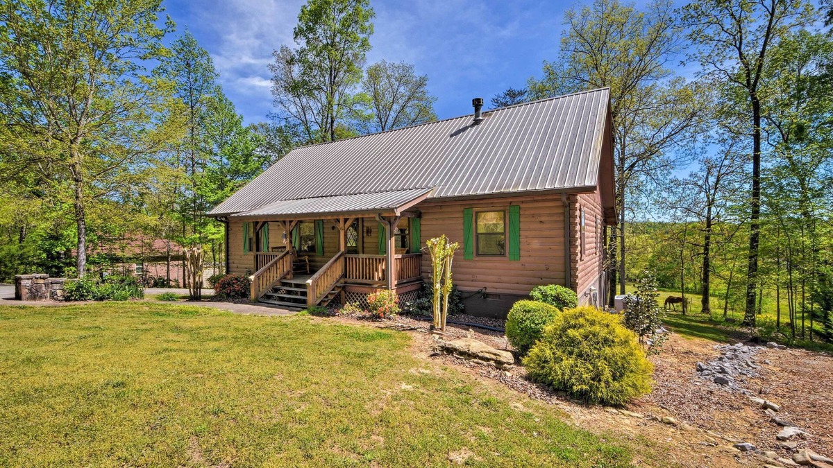 Trenton Cabin | Cozy Trenton Cabin w/Spa ~ 15 Mi to Lookout Mtn!