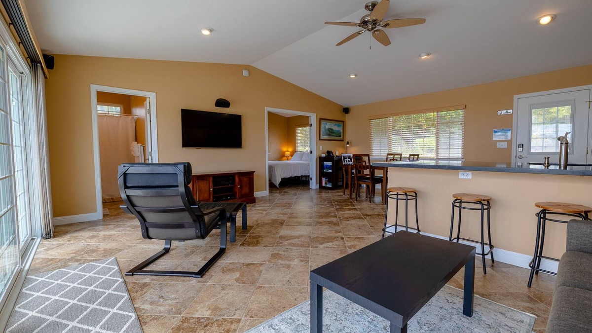 Hilo House | Cozy Tropical Retreat Guest House with AC
