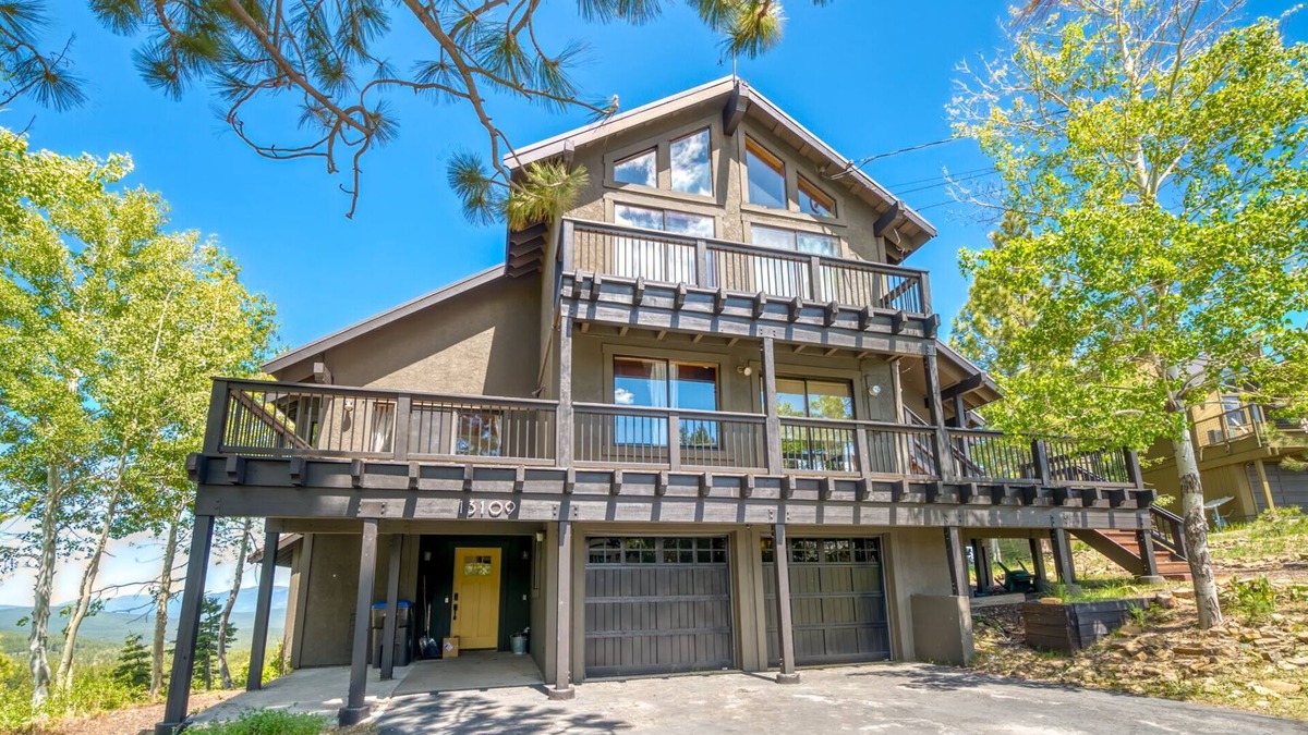 Truckee Ski Chalet | Cozy Truckee Ski Chalet with Awesome Views for 2023-24 Ski Lease