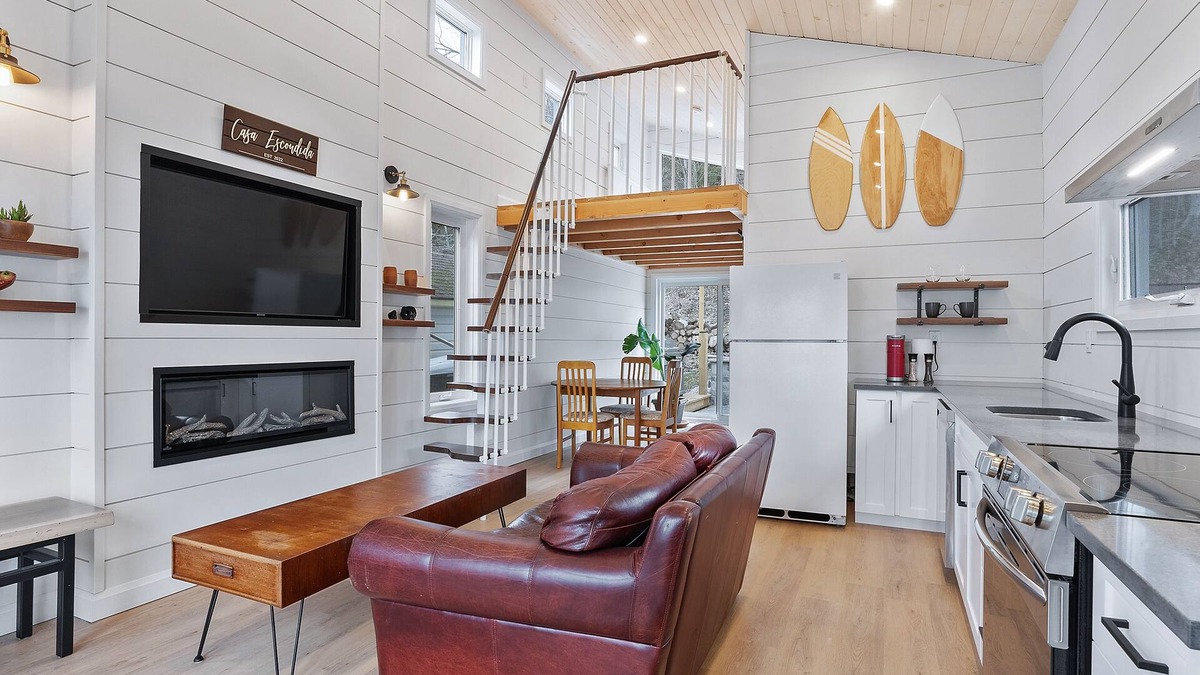 Turkey Point Cabin | Cozy Turkey Point Tiny Home 1 min walk to the beach with Jacuzzi Hottub!