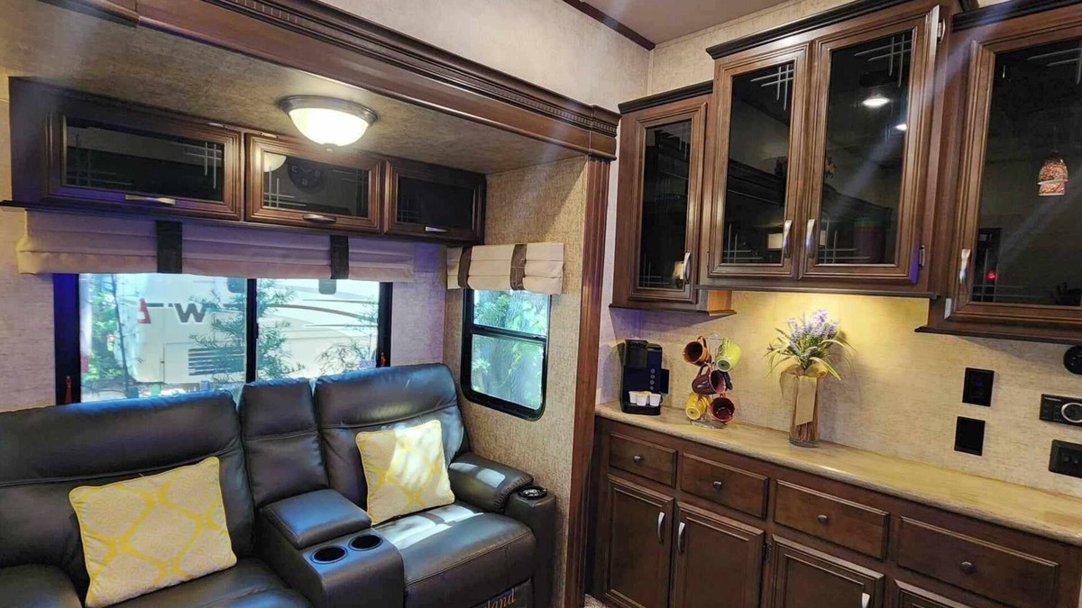 River Ranch RV Rental | Cozy two bedroom and two full bath w/golf cart