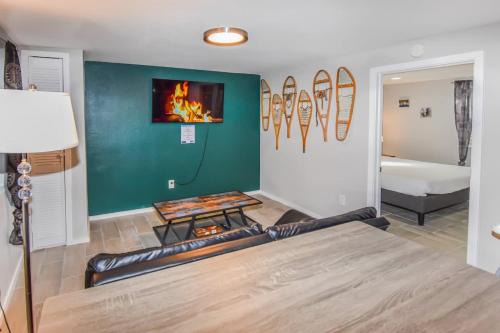 Southeast House | Cozy two bedroom basement unit near light rail