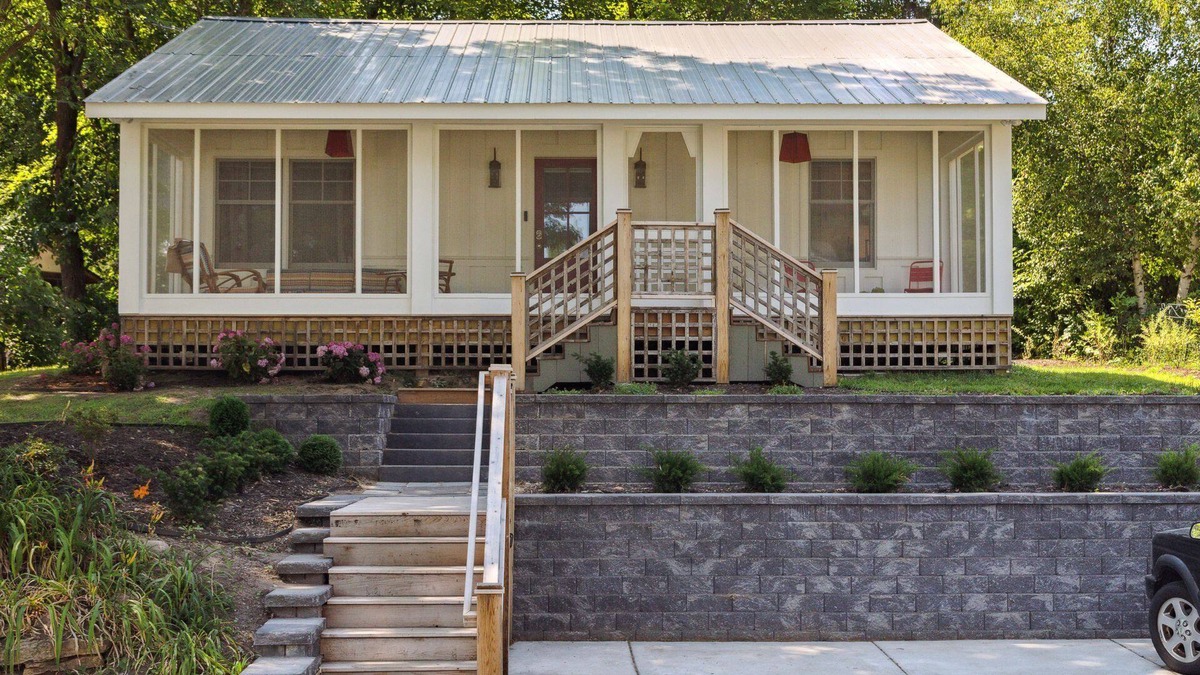Wayzata House | Cozy two-bedroom cottage - five minutes walk to Wayzata and Lake Minnetonka