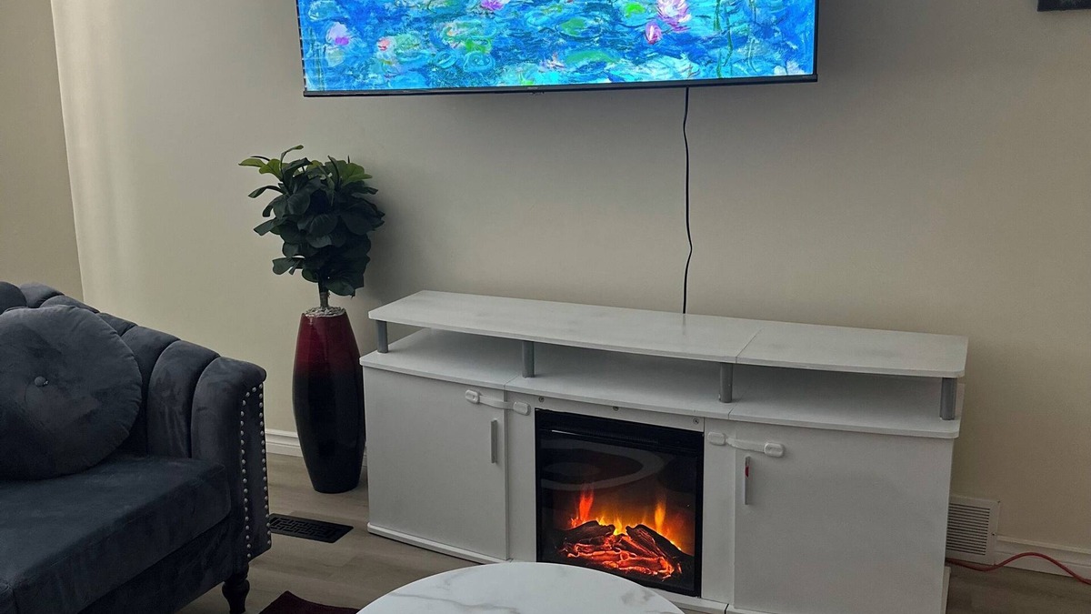 Regina House | Cozy Two Bedroom Joyful Home Regina. Family Friendly!