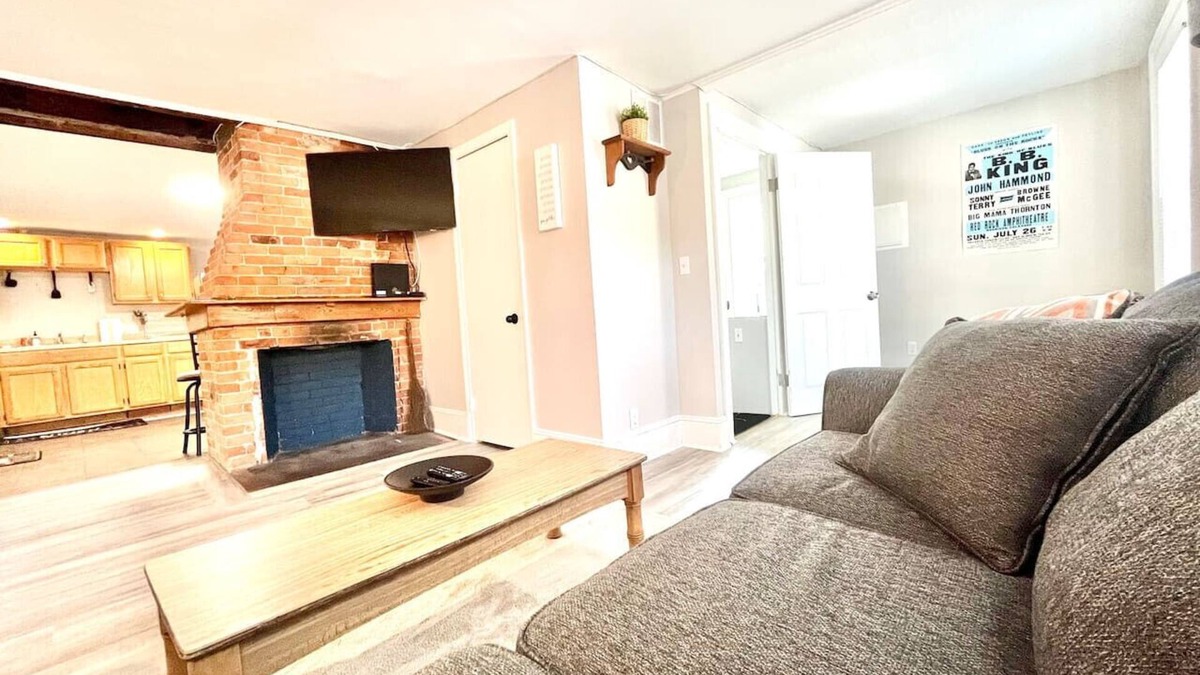 Dwight House | Cozy Two Bedroom Stay In Downtown New Haven!