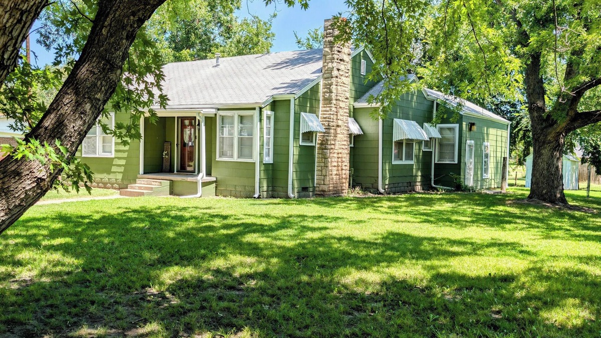 Arkansas City House | Cozy two-bedroom house with central heat and air. Close to downtown Ark City.