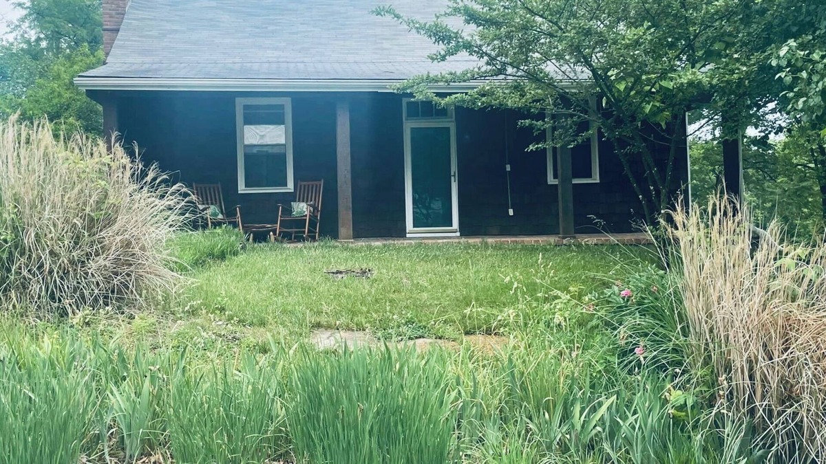 Boonesboro Cabin | Cozy Unique Cabin in the Heart of Arrow Rock, One block from Downtown & Lyceum