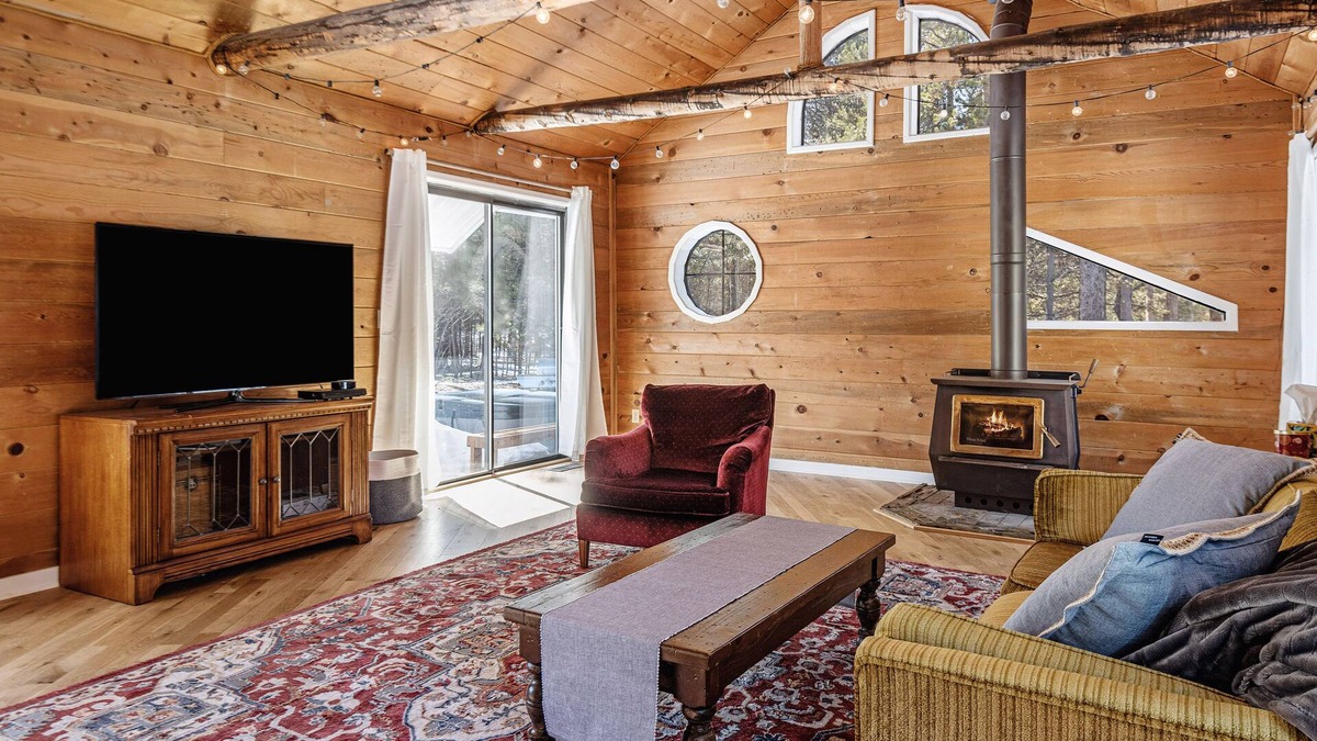 La Pine House | Cozy, Unique Geodesic Home in La Pine has Wood Stove, Private Deck, Hot Tub!