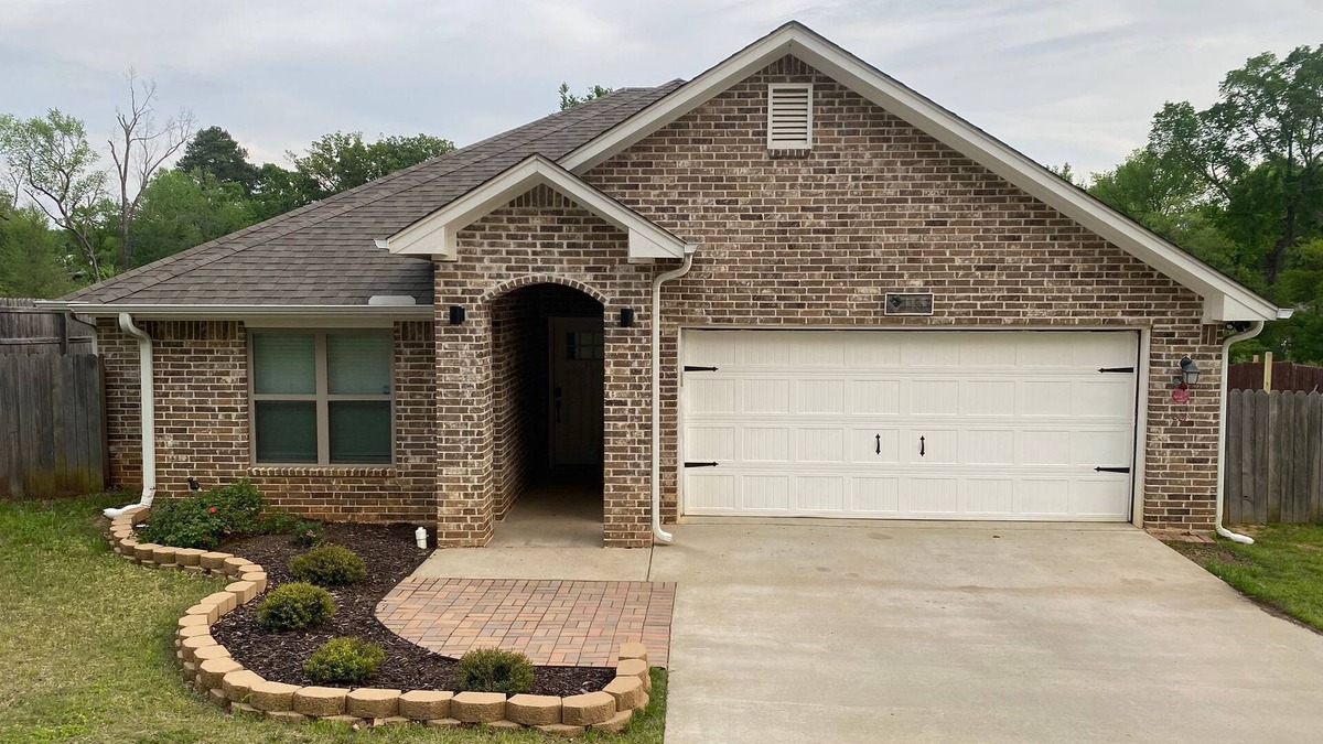 Tyler House | Cozy Unit with Patio Retreat