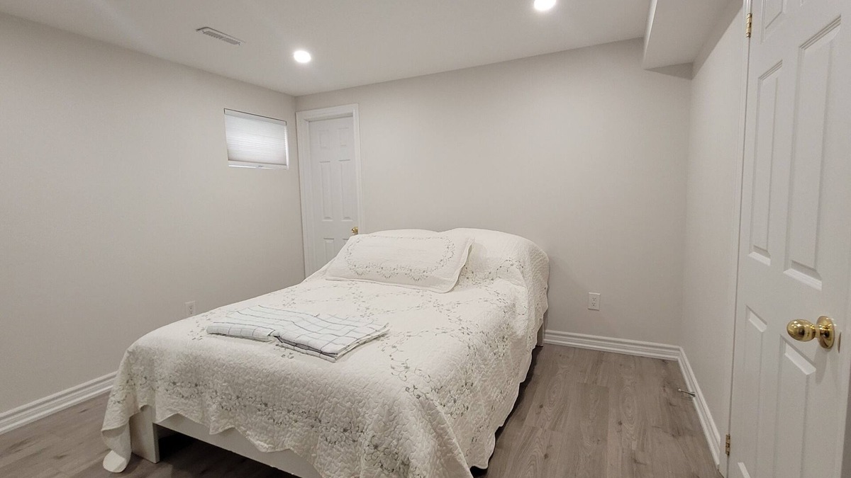 The Peanut Apartment | Cozy Unit with Private Kitchen & Bathroom near Seneca/Fairview Mall