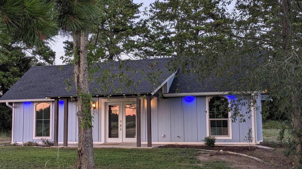Clarksville Cottage | Cozy Up at Lake Mimosa.