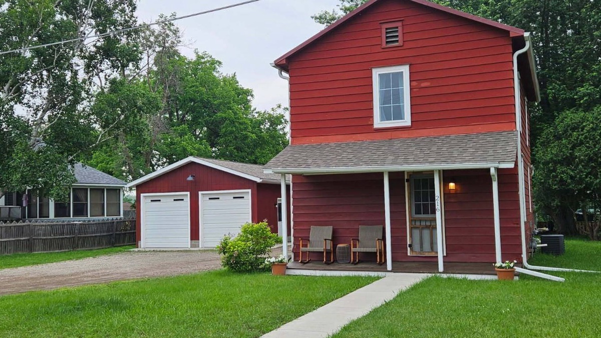 Norwood House | Cozy updated 3-bedroom house, pet friendly, wifi, covered porch, firepit & yard!