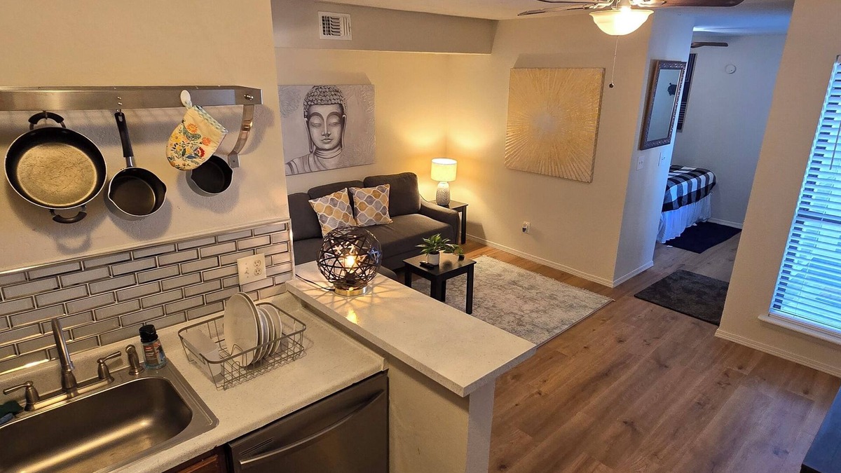 Oklahoma City Apartment | Cozy Updated Cove of Heaven, 5 mins from Lake Hefner and mall. Centrally located