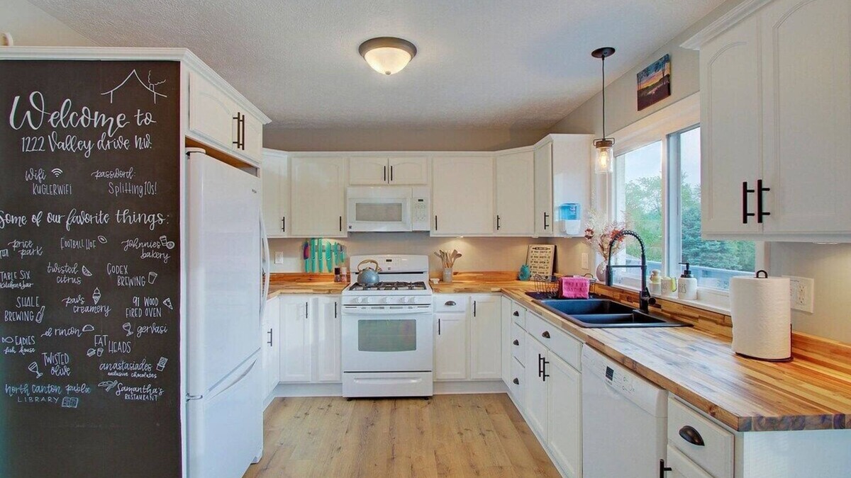 North Canton House | Cozy Updated Home W/Rec Room, Outdoor Bar & Patio